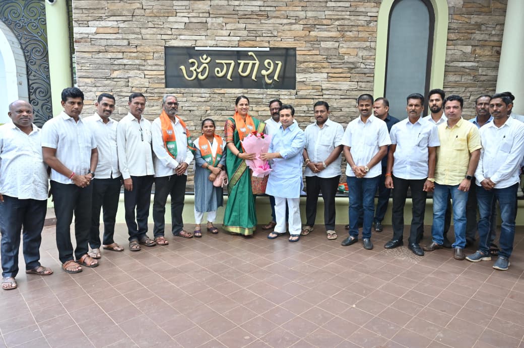 पुरळच्या प्रशासक सरपंच अनुश्री तावडे यांच्यासह पदाधिकारी भाजपमध्ये