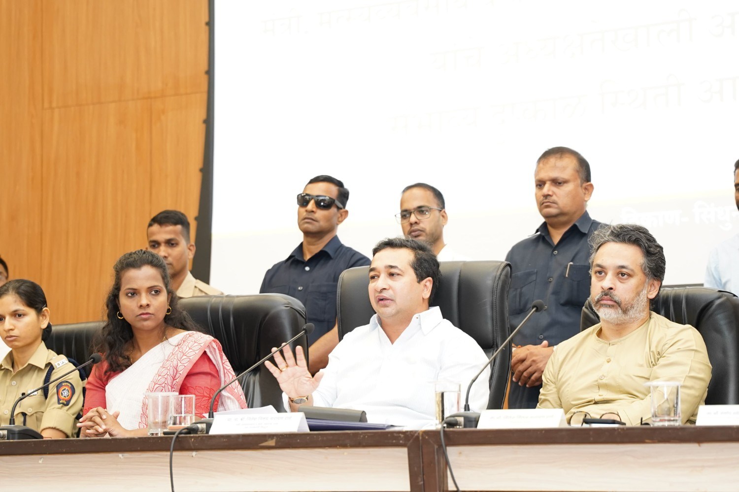 सर्वांनी मिळून दुष्काळावर मात करूया ; बाधित शेतकऱ्यांना सरसकट मदतीला प्राधान्य