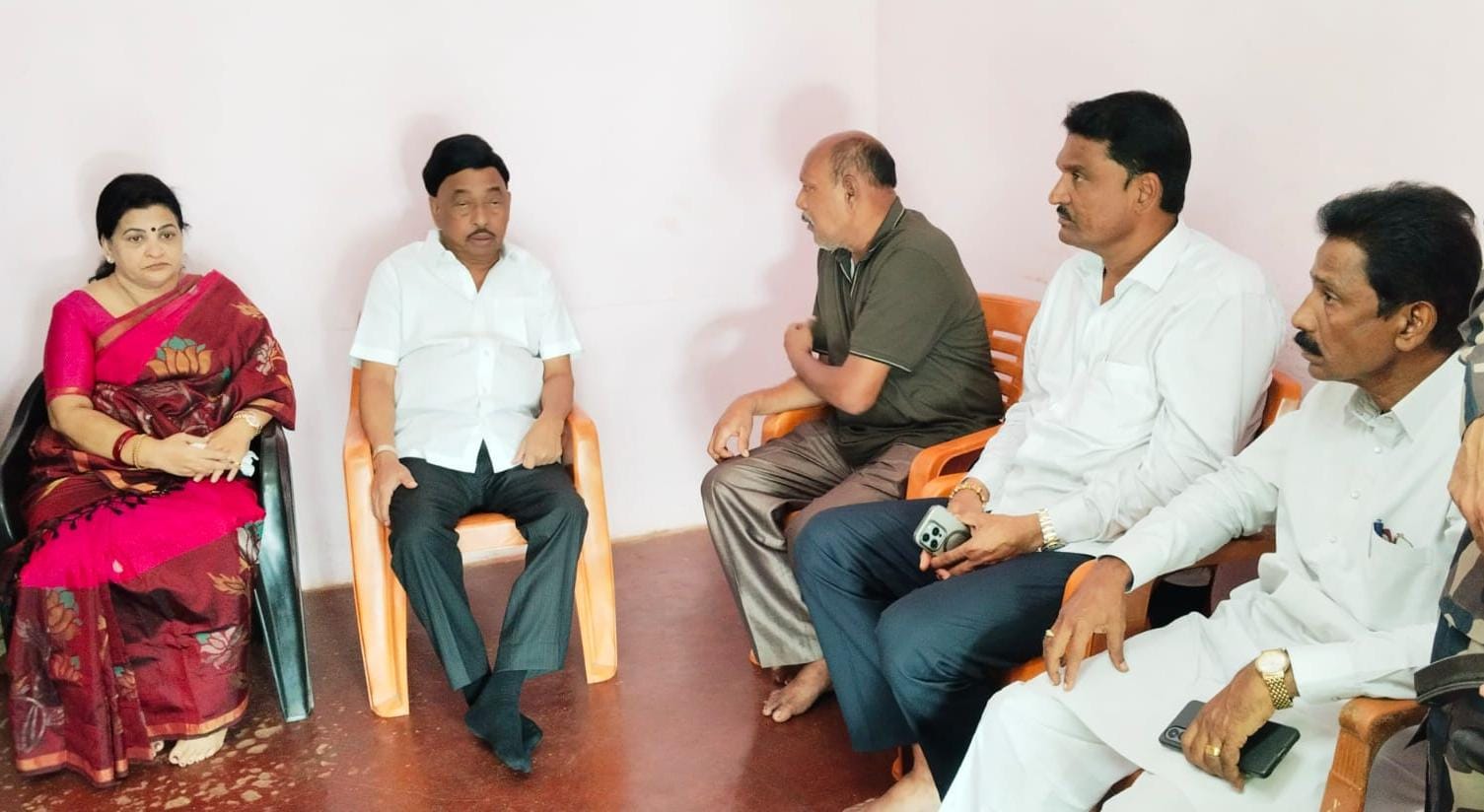 खासदार नारायण राणे, सौ. नीलमताई राणे यांनी परब कुटुंबियांचे केले सांत्वन