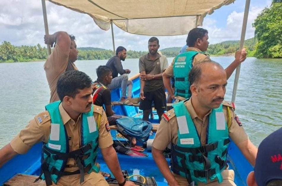कर्ली खाडीत होडी उलटून दुर्घटना.. 