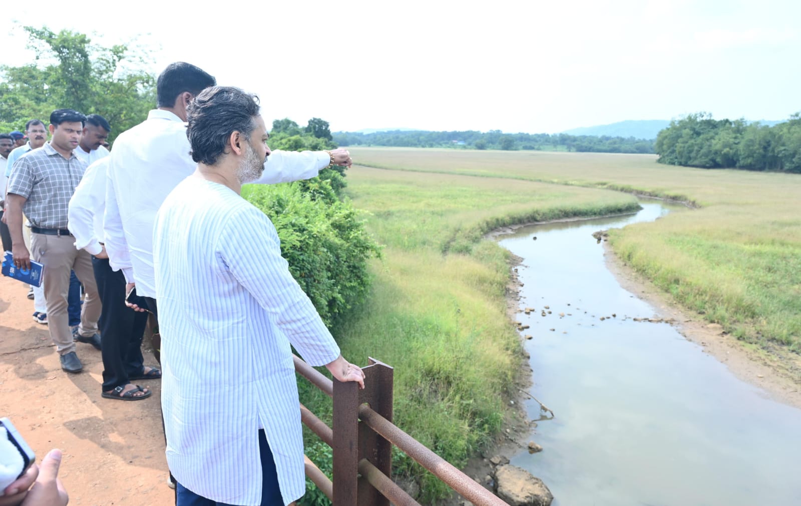 आमदार निलेश राणे यांनी केली वराड तलावाची पाहाणी 