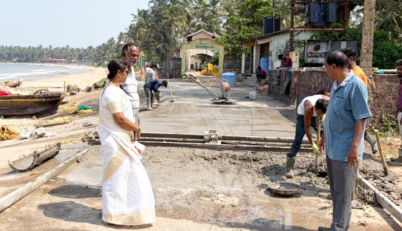 चिवला बीच रस्ता दुरुस्ती काँक्रिटीकरण कामाची नगराध्यक्षा ममता वराडकर यांच्याकडून पाहणी!