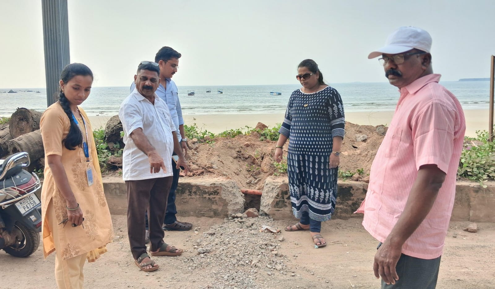 चिवला बीचवर समुद्रात सांडपाणी सोडणाऱ्या दोन हॉटेलवर कारवाईची नोटीस !