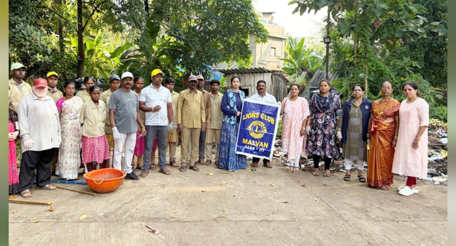 लायन्स क्लब मालवणच्या वतीने बस स्थानक परिसरात स्वच्छता मोहीम