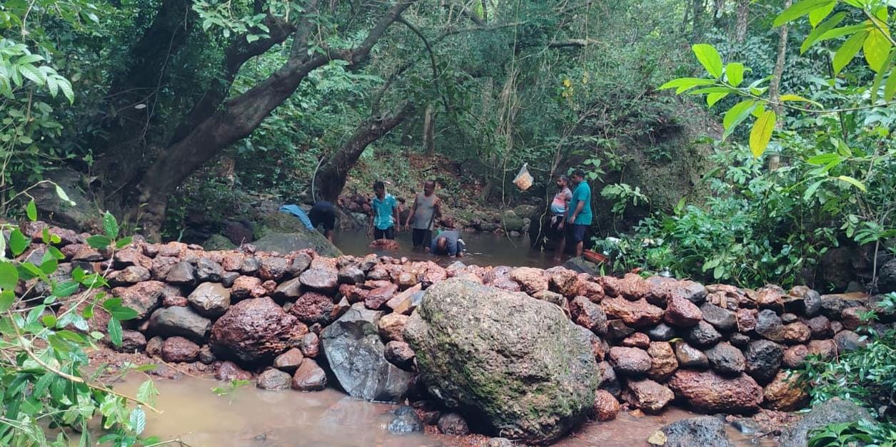 आनंदव्हाळ गोवेकरवाडीच्या ग्रामस्थांकडून दुसऱ्या बंधाऱ्याची उभारणी